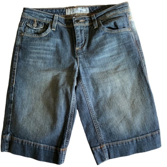 Tommy Hilfiger Jean Shorts Ladies Sz 4 Medium Wash Mid Rise Mid Length Shorts - Picture 1 of 10